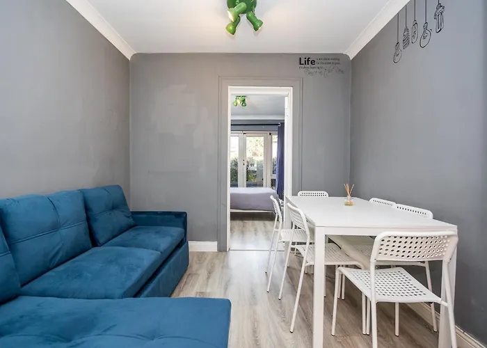 Cosy 2-Bedroom Apartment Near Airport