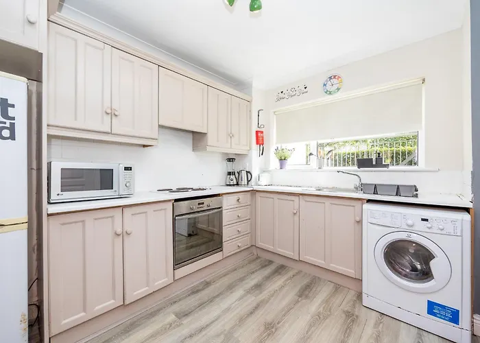 Cosy 2-Bedroom Apartment Near Airport