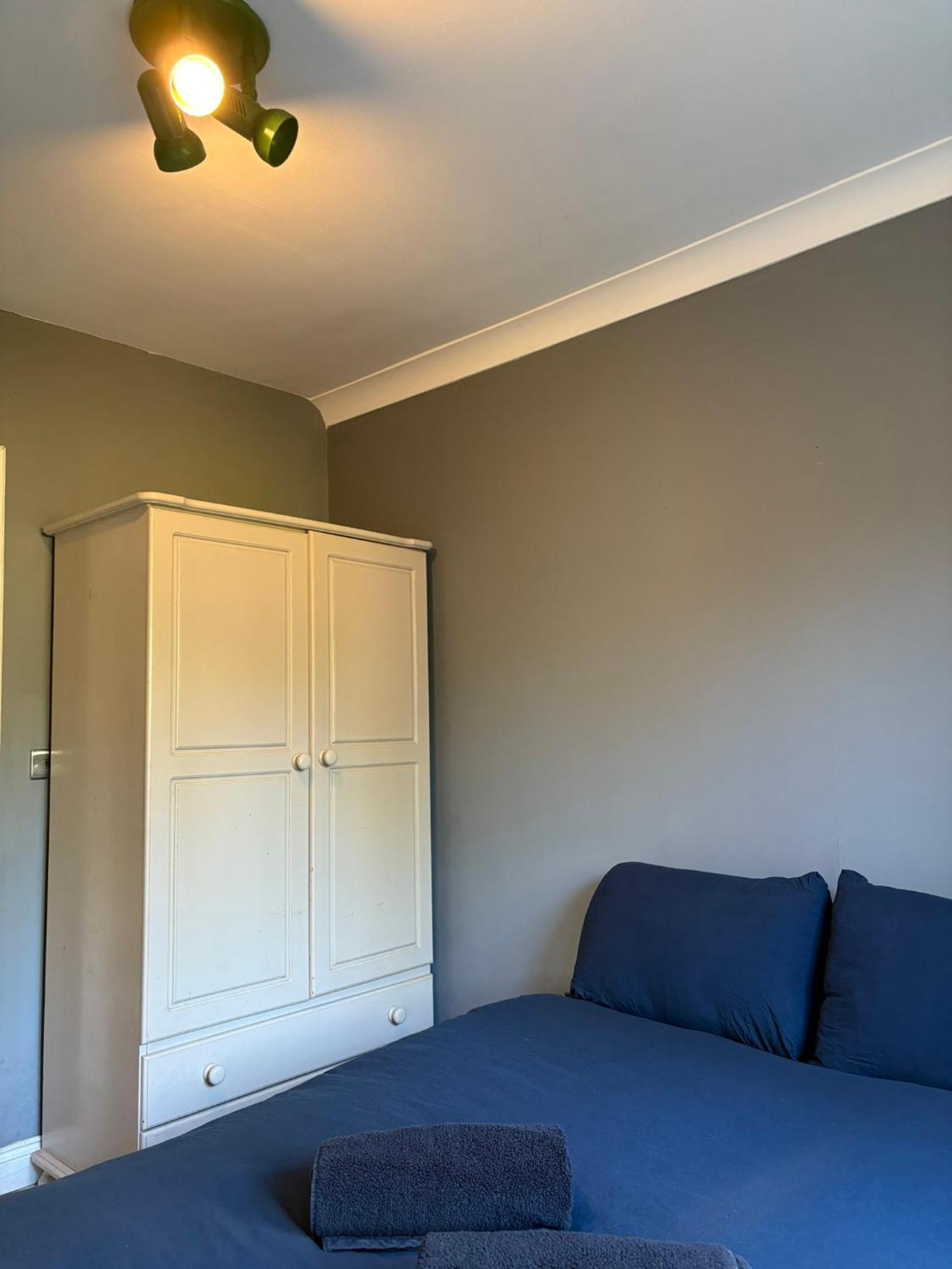 Cosy 2-bedroom Near Airport Apartment