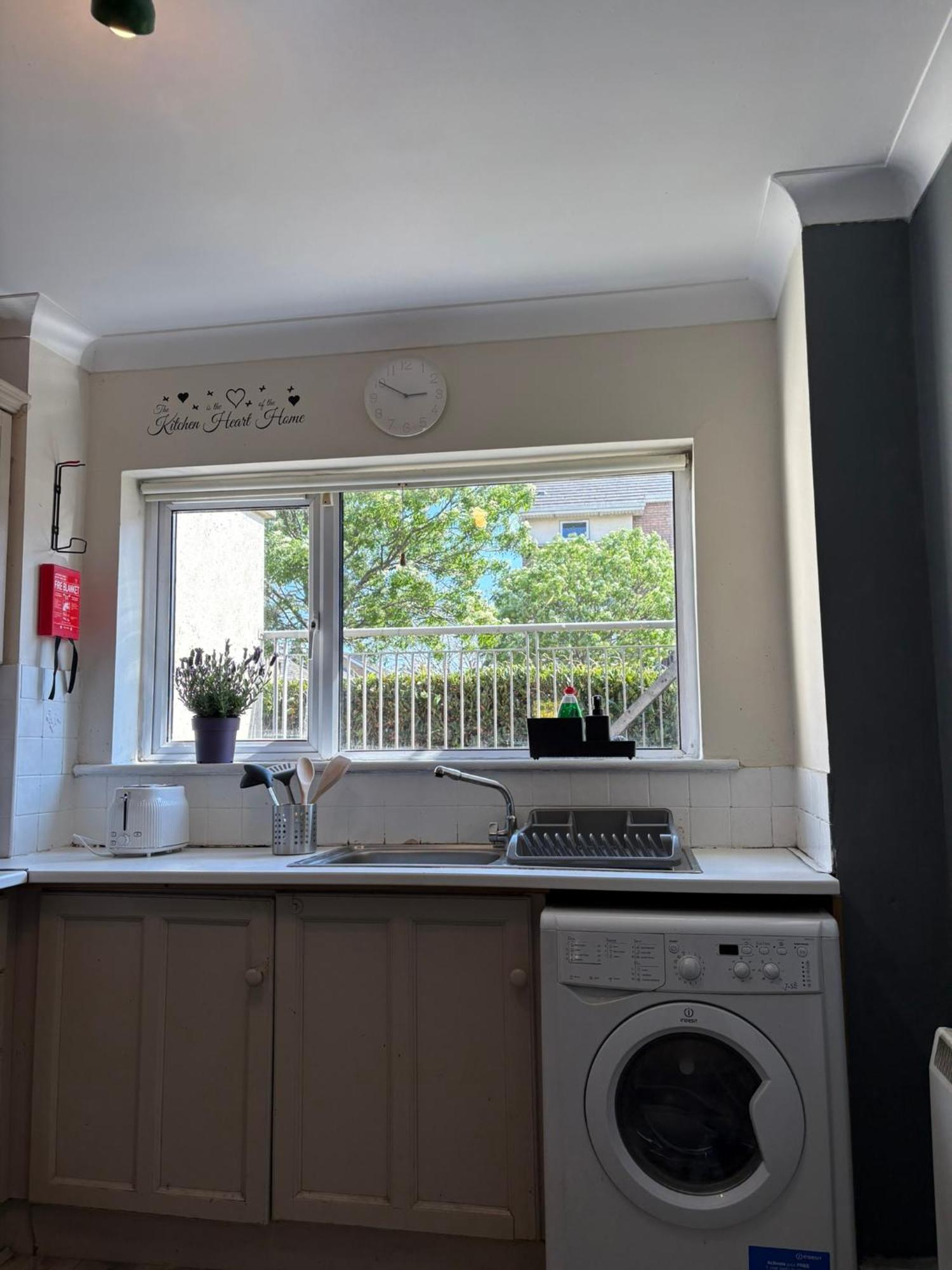 Cosy 2-bedroom Near Airport Apartment