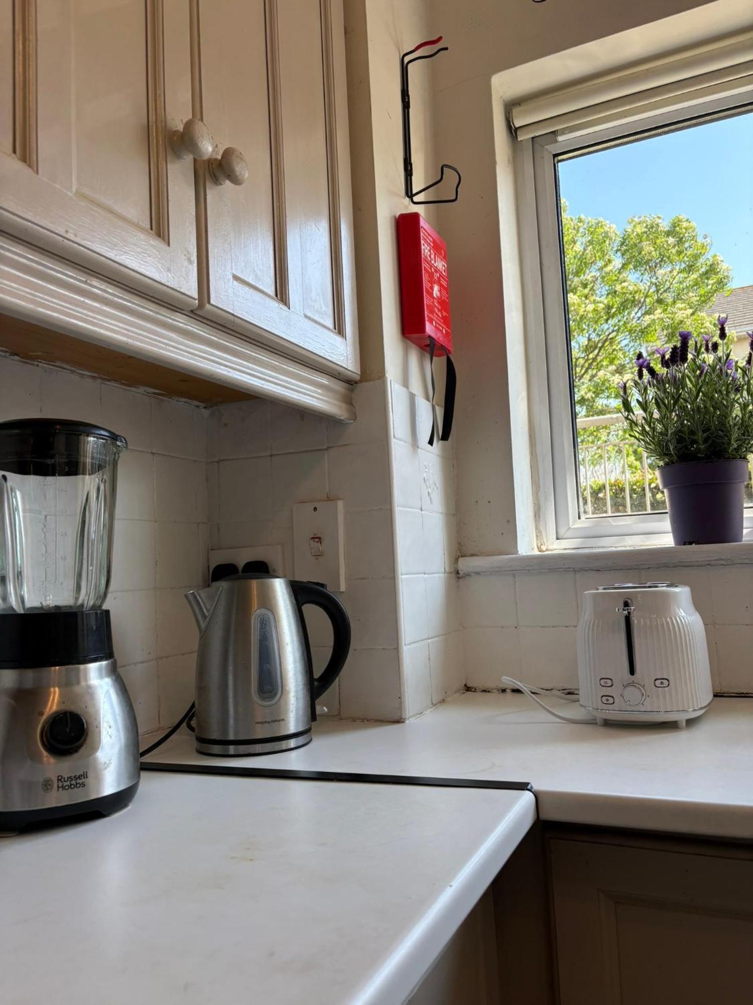 Cosy 2-bedroom Near Airport Apartment *