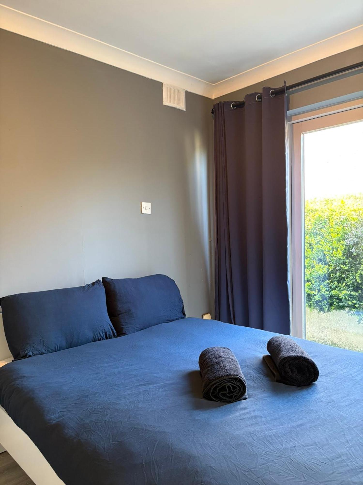 Cosy 2-bedroom Near Airport Apartment *