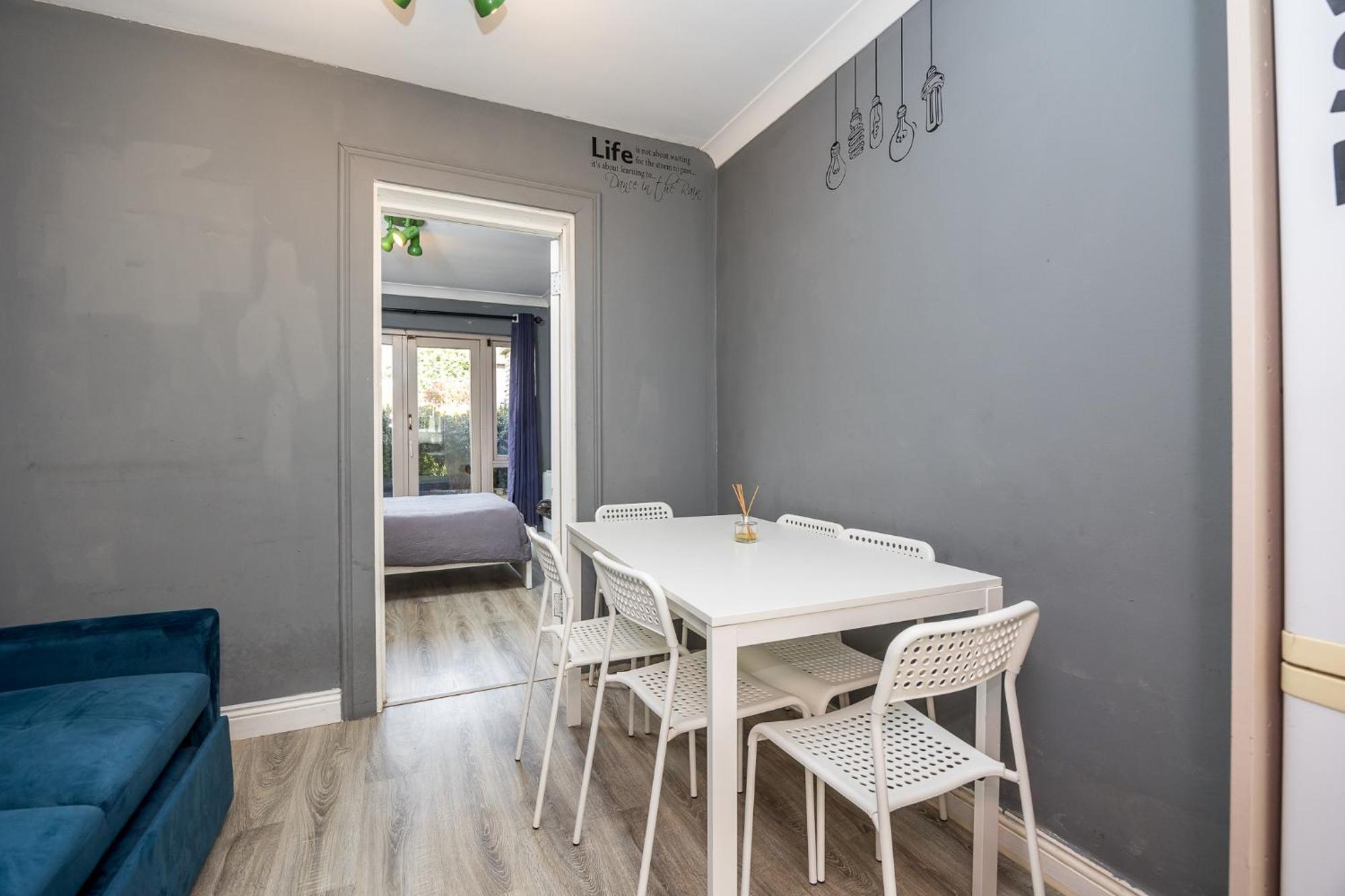Cosy 2-bedroom Near Airport Apartment *